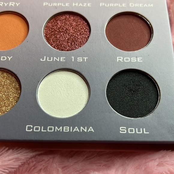 ILLUMINATI Cosmetics x ISA Eyeshadow Palette - Picture 7 of 10